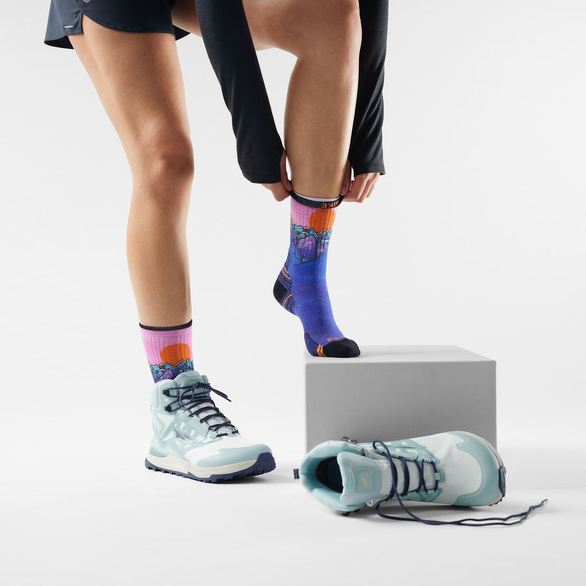 Women’s Hike Targeted Cushion Mountain Sunrise Print Crew Socks SW003031